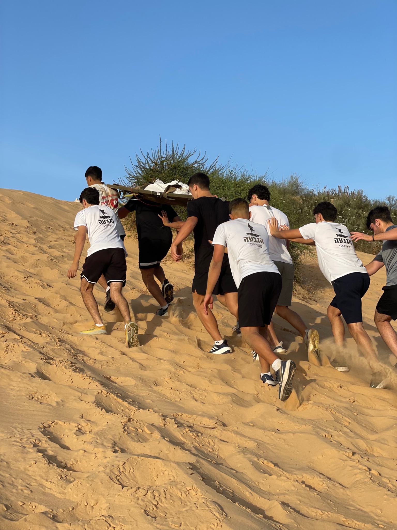 נשיאת אלונקה בעלייה בדיונה